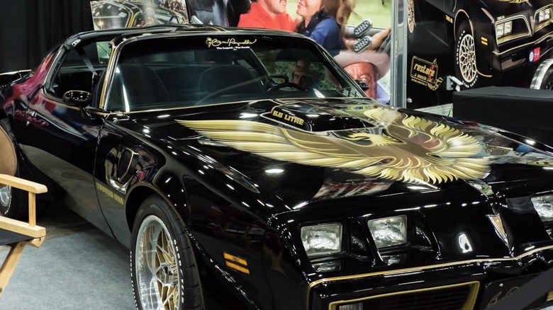 영화 스모키 앤 더 밴디트(Smokey and the Bandit)에서 버트 레이놀즈(Burt Reynolds)가 운전했던 것과 같은 1977년형 폰티악 트랜스암(Pontiac Trans Am).