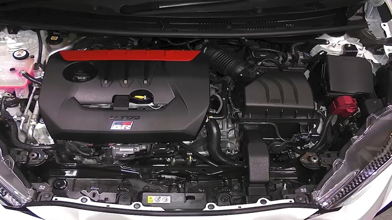 Toyota G16E-GTS 엔진은 시그니처 빨간색 엔진 커버를 입고 고성능 핫 해치처럼 보이는 후드 아래에 자랑스럽게 자리잡고 있습니다.