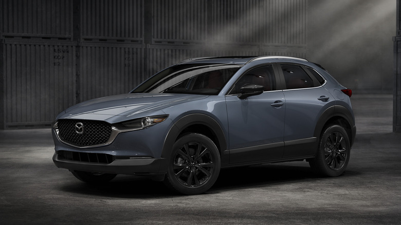 어두운 창고에 있는 블루 2026 Mazda CX-30