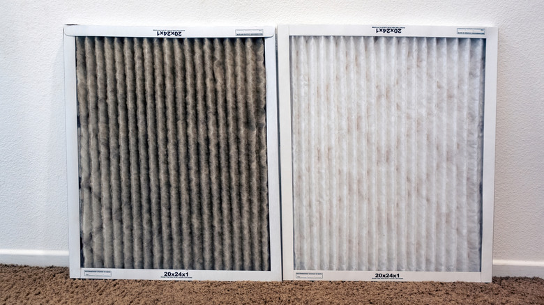 더럽고 깨끗한 HVAC 공기 필터를 나란히 비교