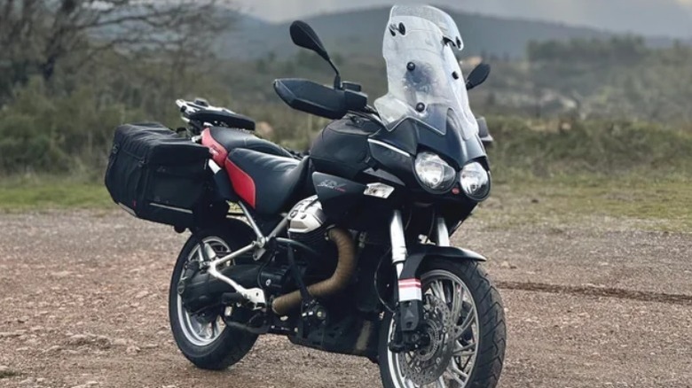 트레일에 주차된 모토구찌 Stelvio 1200