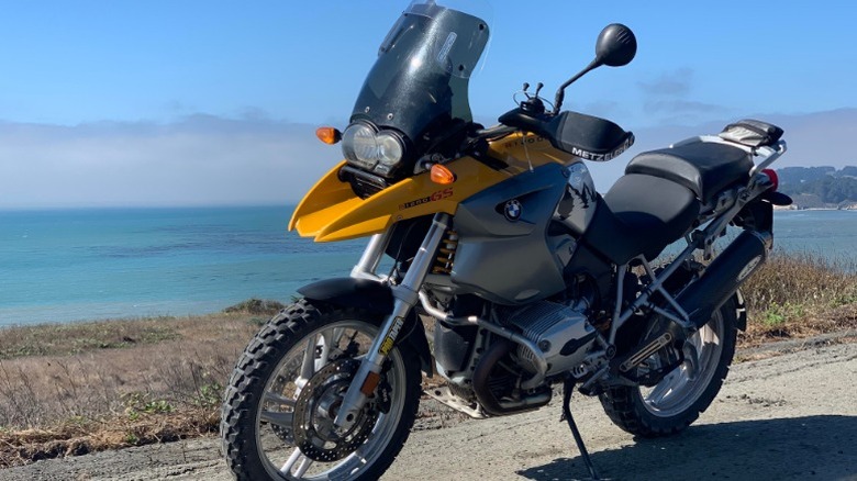 해변 도로에 주차된 2005 BMW R1200GS