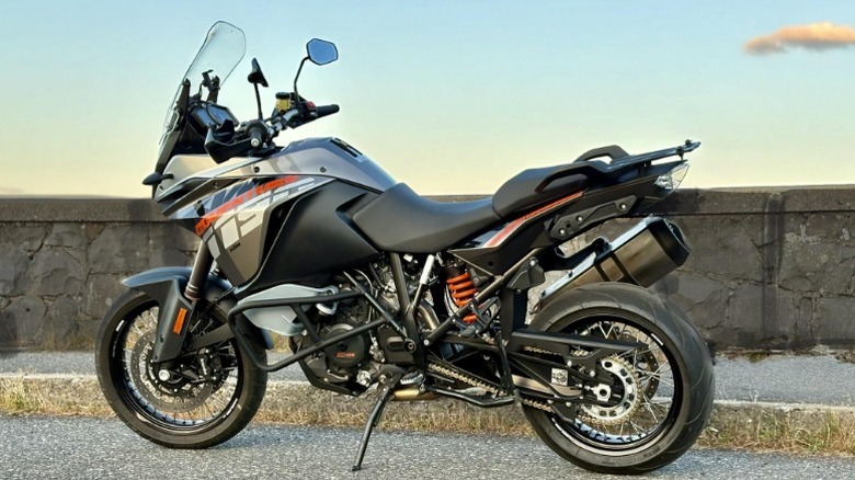 돌담 근처 거리에 주차된 2014 KTM 1190 Adventure