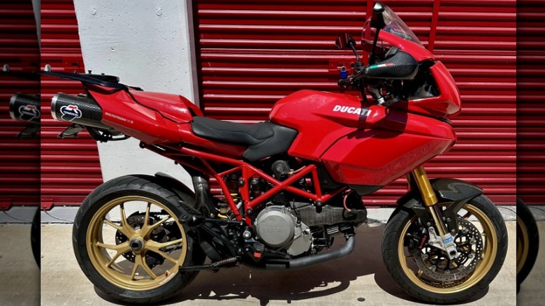 차고 문 앞에 주차된 Ducati Multistrada 1000DS