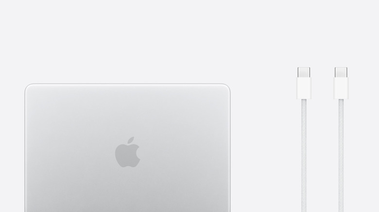 포함된 충전 케이블 옆에 있는 MacBook Neo, 흰색 배경