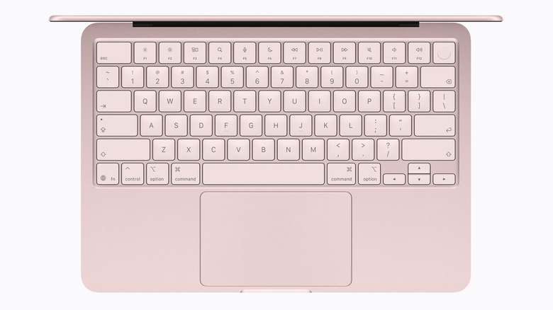 흰색 배경이 있는 MacBook Pro의 Magic Keyboard를 위에서 아래로 본 모습