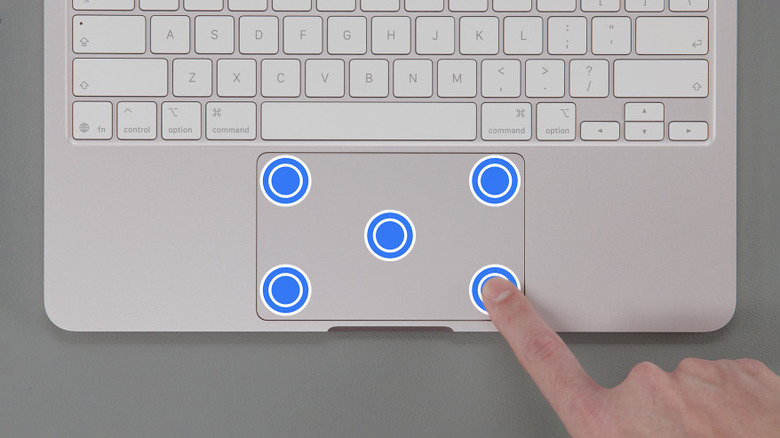 MacBook Neo 트랙패드를 사용하는 사람의 위에서 아래로 본 모습