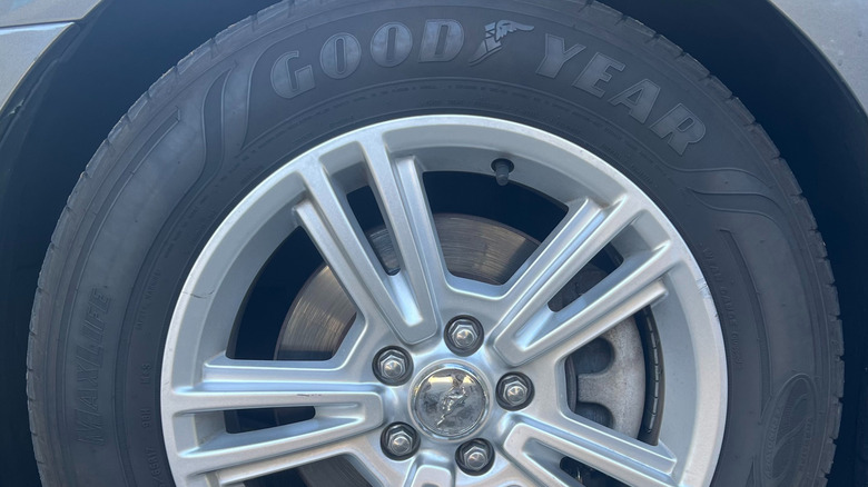 차량에 장착된 Goodyear Assurance MaxLife 타이어.