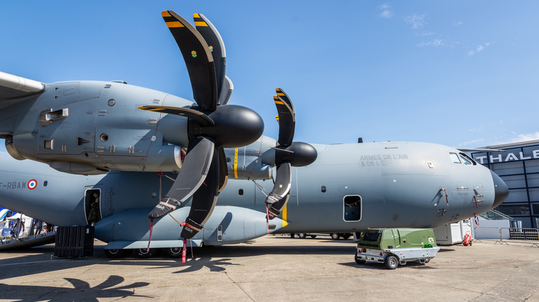 문이 열린 지상의 Airbus A400M Atlas