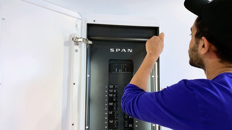 국내 SPAN 전기제어반에서 근무하는 SPAN 기술자
