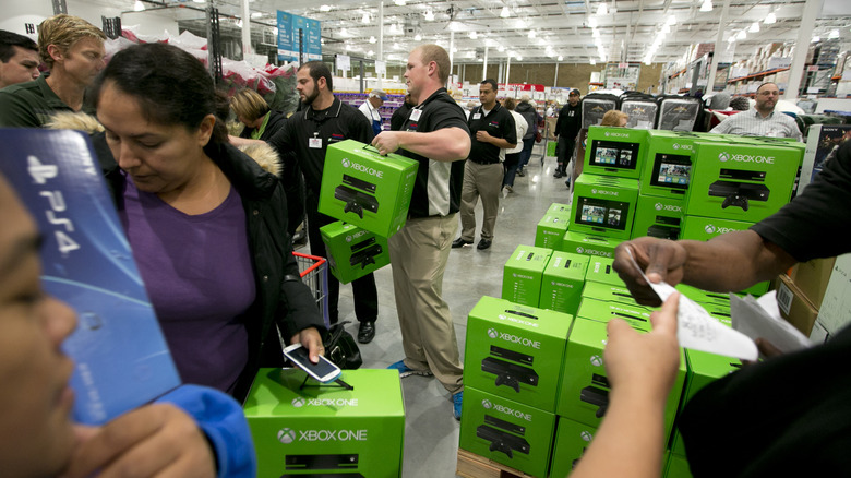 Xbox 콘솔을 구매하는 Costco 회원