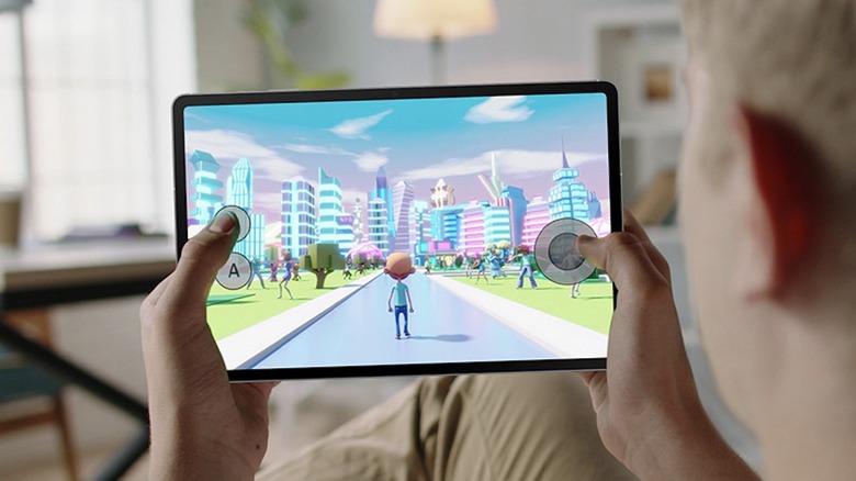 Samsung Galaxy Tab S10 FE에서 게임을 하는 사람