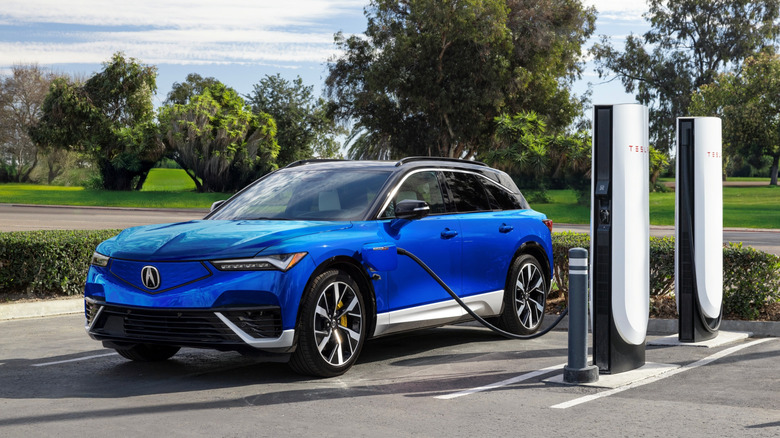 Tesla Supercharger에서 충전 중인 Blue Acura ZDX