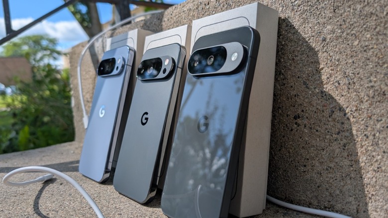 콘크리트에 기대어 있는 Google Pixel 10 휴대폰