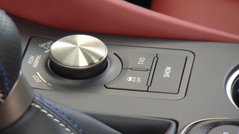 Lexus 세단의 스노우 버튼