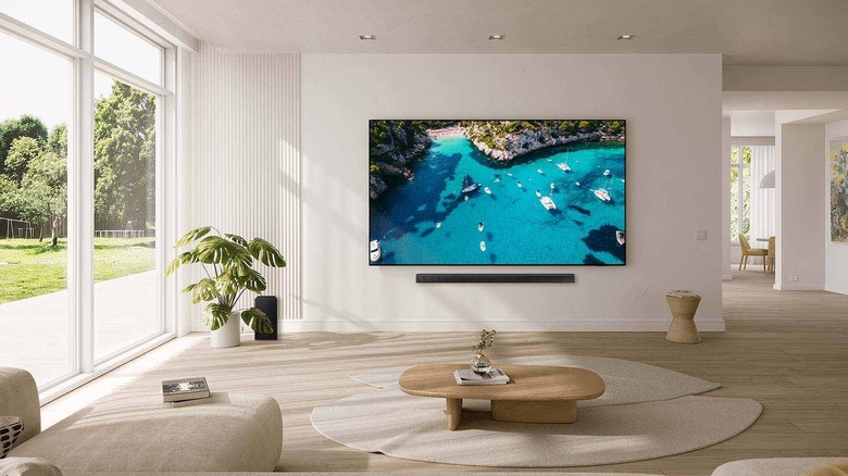 라운지 벽면에 전시된 삼성 98인치 클래스 Crystal UHD DU9000.
