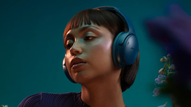 Bose QuietComfort SC 노이즈 캔슬링 헤드폰을 착용한 여성.