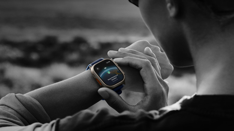 Apple Watch Ultra 3에서 메시지를 확인하는 사람.
