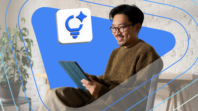 태블릿으로 책을 읽고 있는 남자와 그 옆에 파란색 전구가 그려져 있습니다.