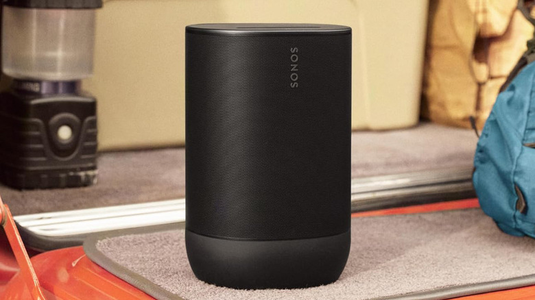 야외 환경의 Sonos Move 2 스마트 스피커