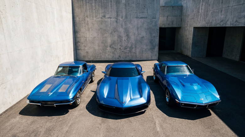 1963 C2 Corvette(왼쪽) 및 1969 C3 Corvette(오른쪽) 옆에 있는 프론트 엔진 Corvette 컨셉의 전면 탑다운 렌더링