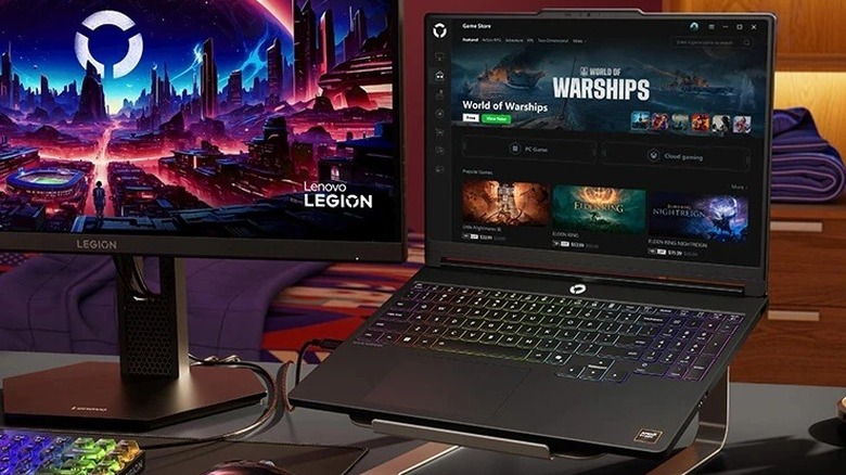 모니터 옆에 있는 Lenovo Legion 5 시리즈 노트북.
