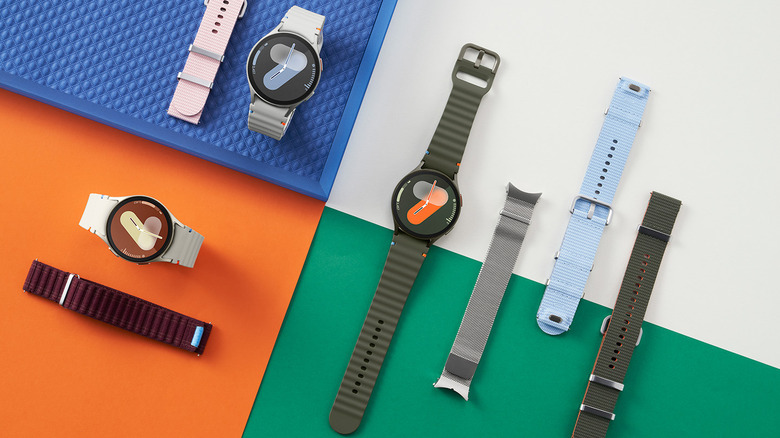 다양한 스트랩과 액세서리와 함께 Samsung Galaxy Watch 7.