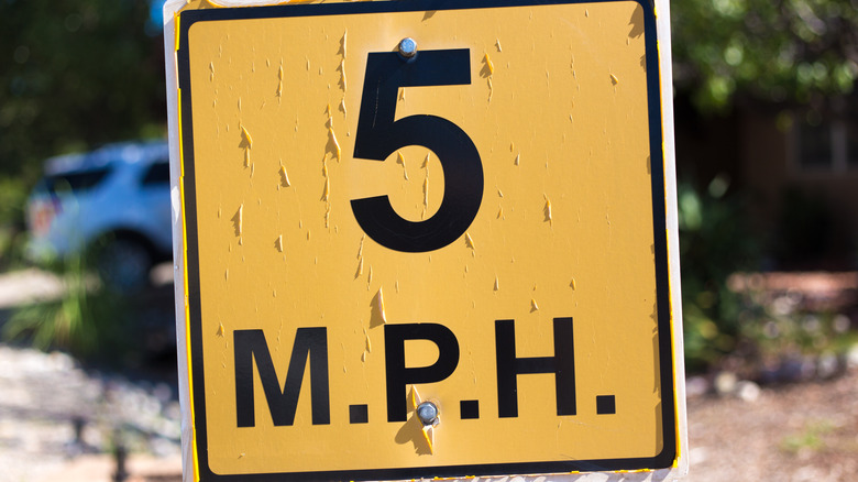 풍화된 5mph 노란색 주의보 표시의 클로즈업