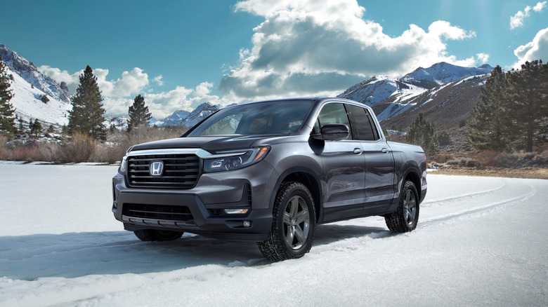 산을 배경으로 설원에 주차된 2023 Honda Ridgeline