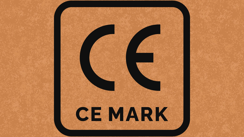 갈색 배경의 CE 마크