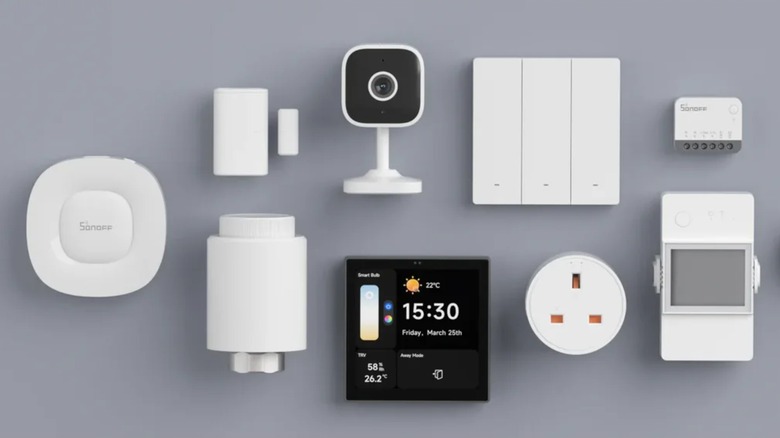 Sonoff의 Zigbee 3.0 스마트 홈 장치 컬렉션을 보여주는 이미지