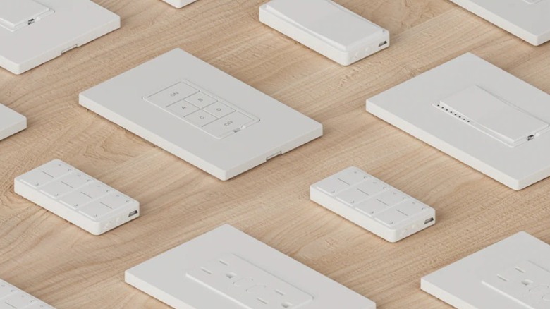 테이블 위에 놓인 Insteon 장치 모음