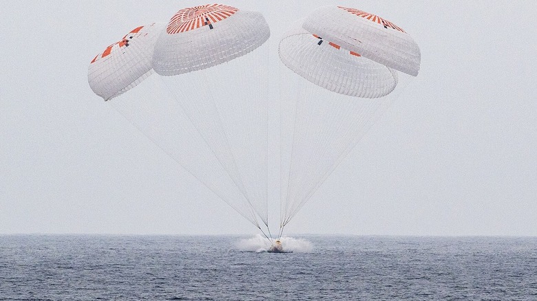 SpaceX Crew Dragon Endurance는 NASA 우주 비행사 Anne McClain과 Nichole Ayers, JAXA(일본 항공 우주 탐사국) 우주 비행사 Takuya Onishi와 함께 캘리포니아 주 샌디에이고 해안의 태평양에 뛰어내립니다.