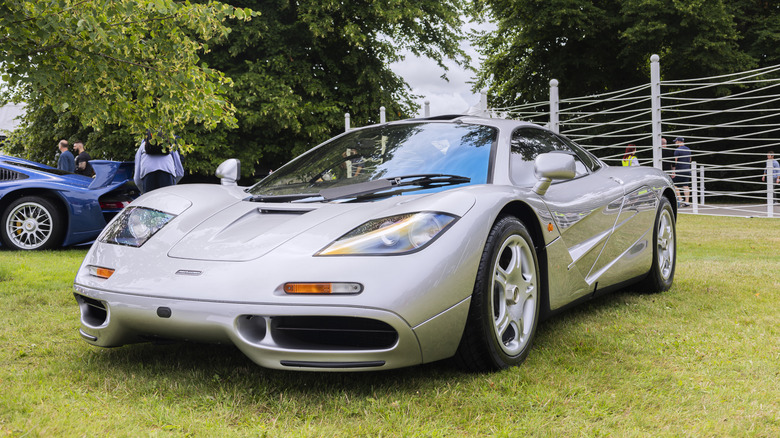 은색 McLaren F1이 전시되어 있습니다.