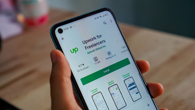 스마트폰의 Upwork 앱 샷
