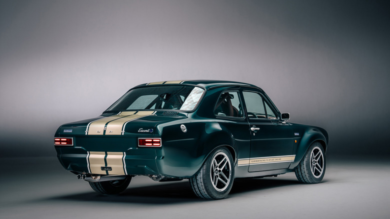 Boreham Motorworks Ford Escort Mk1 RS(회색 및 검정색 배경), 후면 오른쪽 3/4 뷰