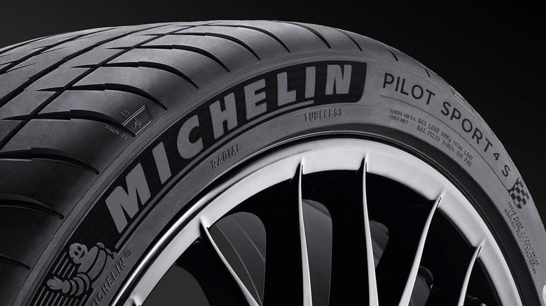 스튜디오 환경에서 합금 휠에 장착된 Michelin Pilot Sport 4S 타이어의 전면 3/4 뷰