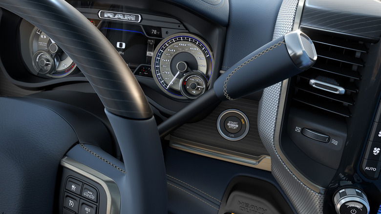 2022 Ram 2500 디젤 트럭의 6단 컬럼 시프터