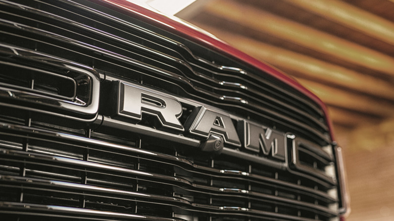 Ram 2500의 전면 그릴 클로즈업 보기