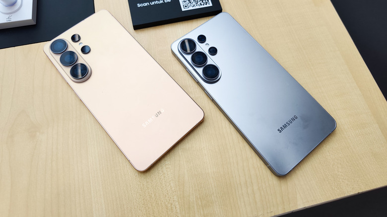 화면이 아래로 향하게 책상 위에 누워 있는 Samsung S26 Ultra 휴대폰 2대