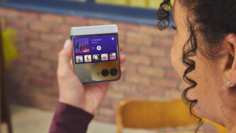 Motorola Razr 2026을 사용하는 여성