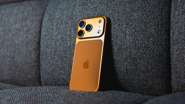 소파 위의 iPhone 17 Pro