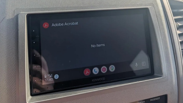 인포테인먼트 화면에 Adobe Acrobat이 포함된 자동차 대시보드