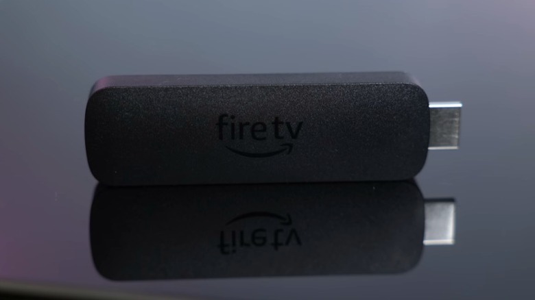 검은색 반사 표면의 Amazon Fire TV Stick 4K Max