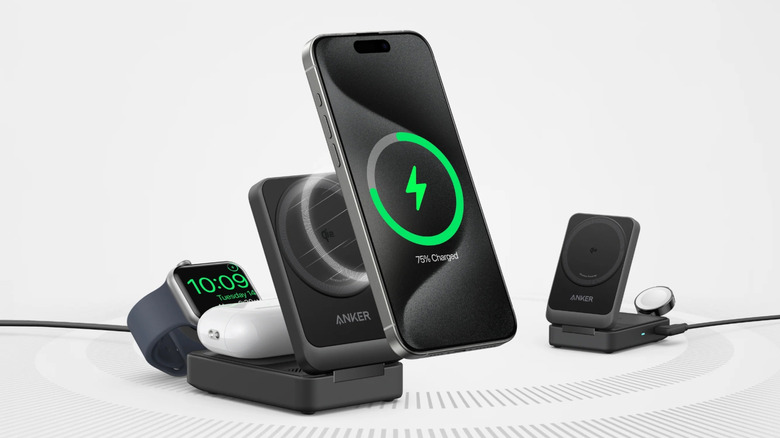 Anker MagGo 3-in-1 충전 스테이션을 사용하여 Apple 장치를 충전하는 중