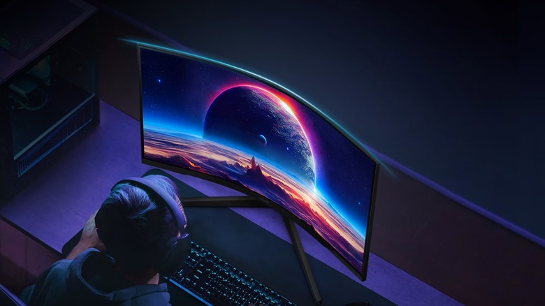 Samsung Odyssey G55C 게이밍 모니터에서 플레이하는 게이머