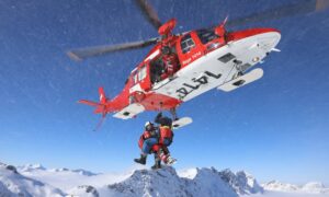 바이러스 성 비디오는 Air Ambulance의 액션 영화에 적합한 기동성을 포착합니다.