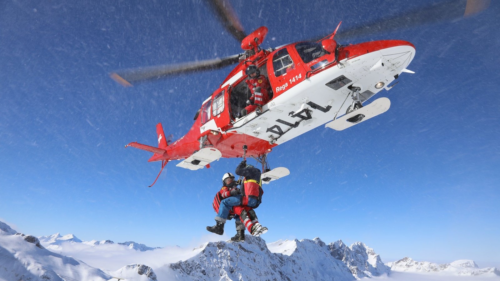 바이러스 성 비디오는 Air Ambulance의 액션 영화에 적합한 기동성을 포착합니다.