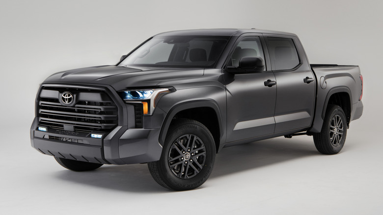스튜디오에 주차된 회색 Toyota Tundra 픽업의 전면 3/4 뷰.