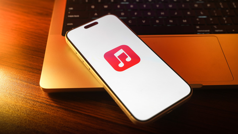 노트북에 보관된 휴대폰의 Apple 음악 시작 화면